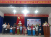 Đại diện UBND, UBMT TQVN xã Tam Thăng trao quà cho các hộ nghèo