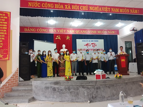 Đại diện các Chi bộ nhận hoa lưu niệm