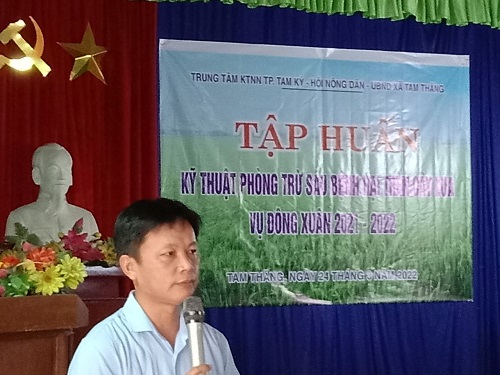 Tập huấn hướng dẫn phòng trừ sâu bệnh trên cây lúa vụ Đông Xuân.