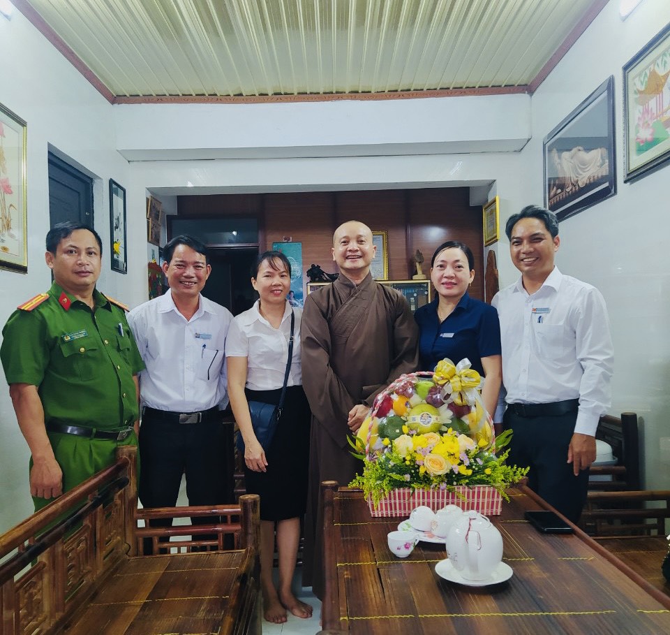 Đoàn lãnh đạo xã đến thăm và chúc mừng lễ vu lan Chùa Linh Bửu và chùa Thái Bình