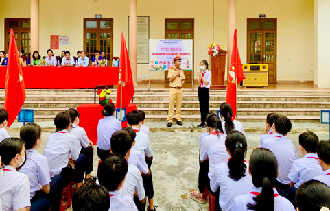 ĐVTN ra quân hướng dẫn ý thức tham gia giao thông