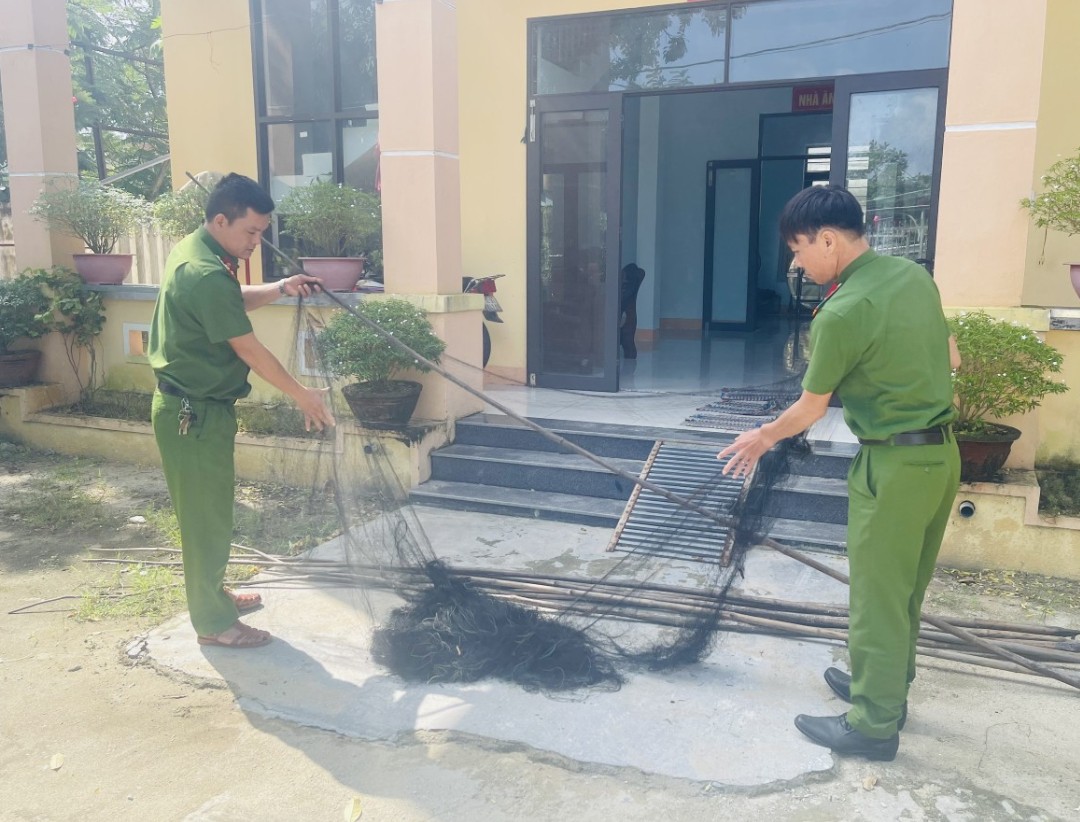 Công an xã Tam Thăng tịch thu lưới tàng hình giăng bẫy chim trên sông Đầm