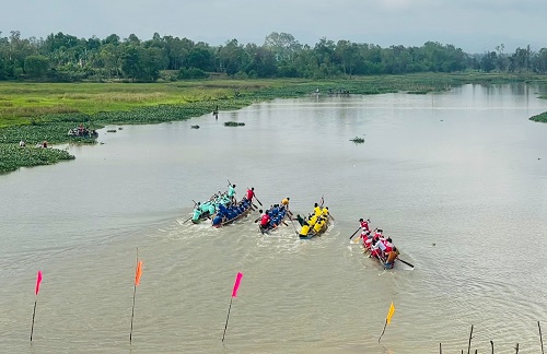 5 đội thuyền tranh tài trên từng chặng đua