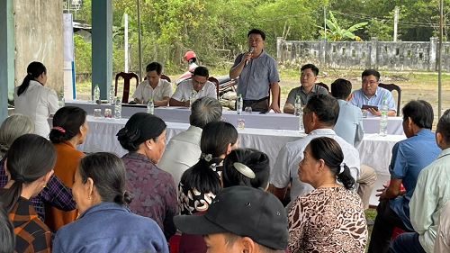 Đ/c Hoàng Châu Sơn – Phó Trưởng Ban Quản lý các khu kinh tế và khu công nghiệp tỉnh Quảng Nam trao đổi với người dân tại Hội Nghị