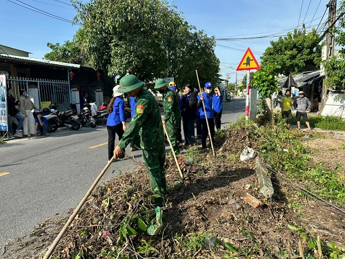 Hơn 20 đoàn viên thanh niên cùng các chiến sĩ đã tham gia hoạt động phát quang tuyến đường