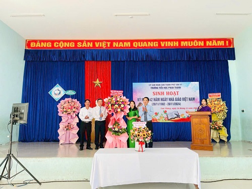 Thăm, chúc mừng trường Tiểu học Phan